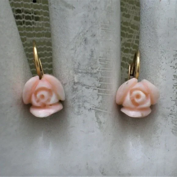 18K 750 Gold Carved Angel Skin Pink White Coral Rose Flower Leverback Earrings